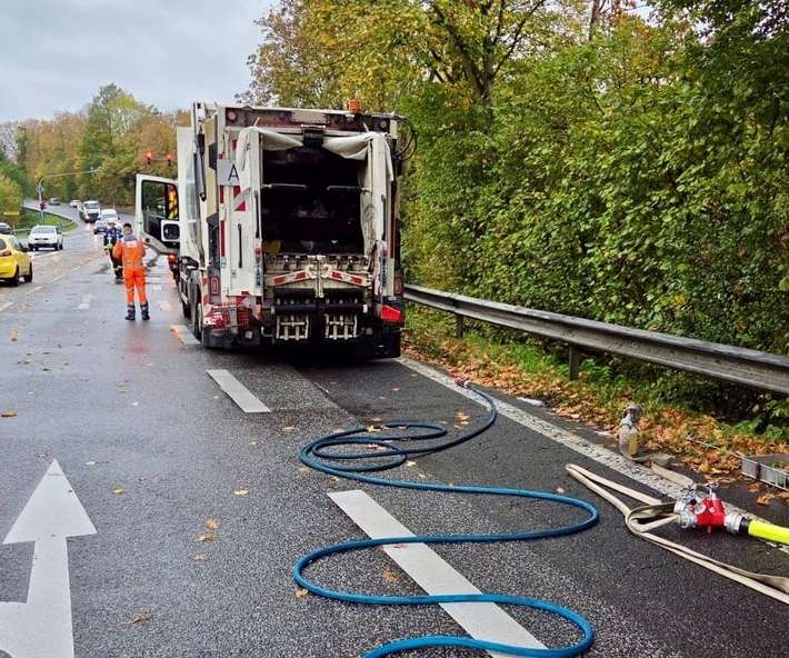 FW Königswinter: Rauchentwicklung aus Abfallsammelfahrzeug in Oberpleis.