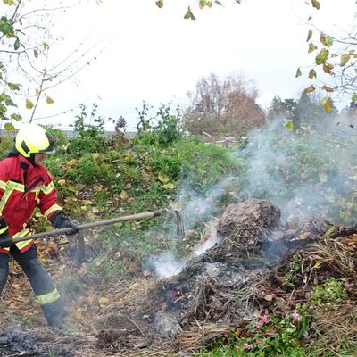 FW Reichenau: Brennender Strohhaufen gelöscht, 17.11.2025, Reichenau-Mittelzell