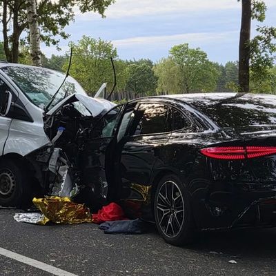 FW Lüchow-Dannenberg: +++ Schwerer Verkehrsunfall in der Göhrde +++ Drei Fahrzeuginsassen z.T. schwer verletzt +++ zwei Rettungshubschrauber im Einsatz +++ Kinder kommen mit dem Schrecken davon +++