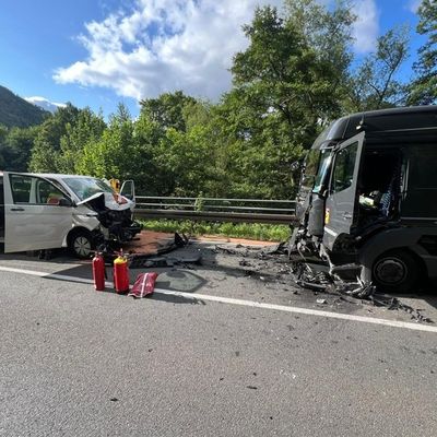 FW-PL: Verkehrsunfall auf der B236 - Fahrer schwer verletzt, couragierte Ersthelferin
