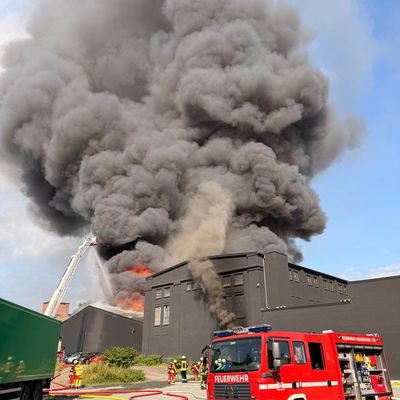 FW Neumünster: Großbrand in Lagerhallenkomplex - rund 58-stündiger Großeinsatz mit etwa 300 Kräften