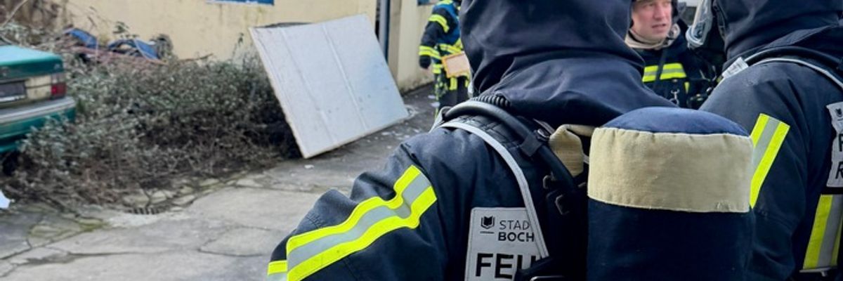 FW-BO: Verpuffung in Anbau einer Werkstatt - eine verletzte Person, Gebäude nicht mehr nutzbar