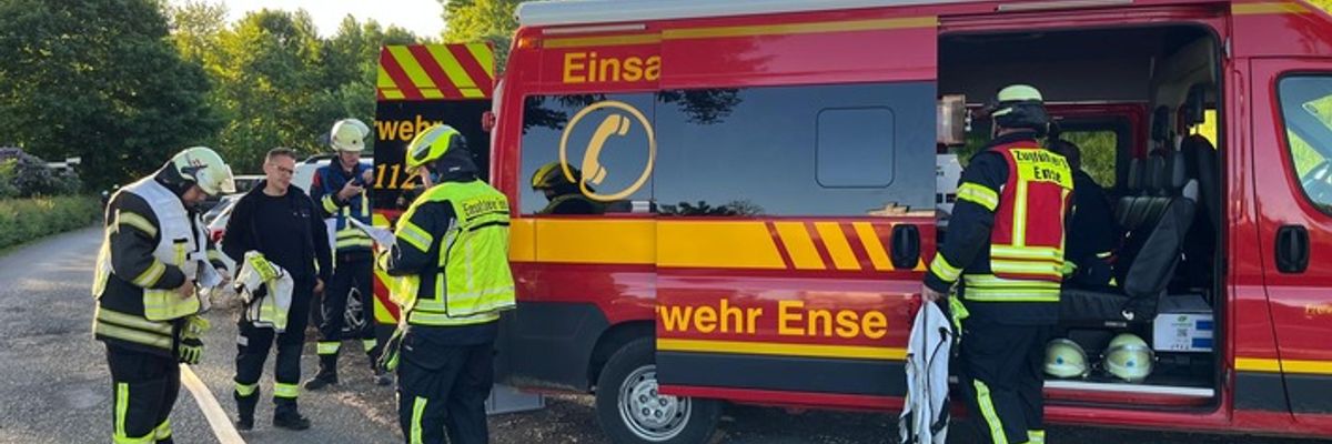 FW Ense: Zugübung des 1. und 3. Zuges - Einheiten üben die Zusammenarbeit auf "Haus Füchten" in Hünningen