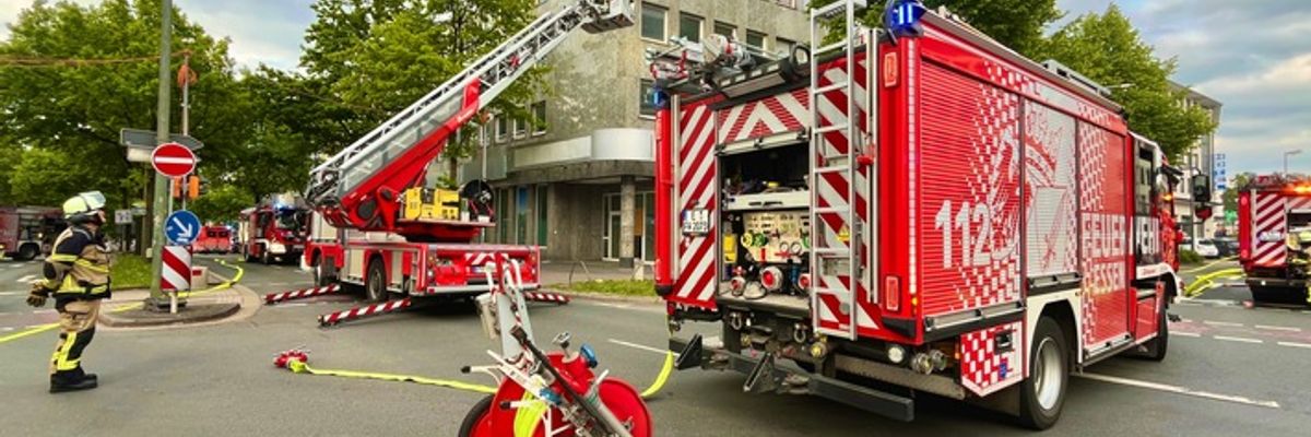 FW-E: Feuerwehreinsatz sorgt für Verkehrsbehinderungen in der Essener Innenstadt
