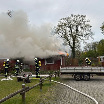 FW-AUR: Parzelle in Flammen
