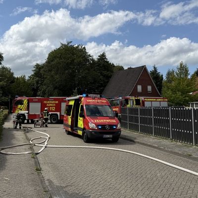 FW-AUR: Gebüschfeuer greift auf Unterstand über