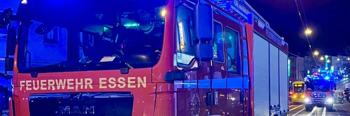FW-E: Wohnungsbrand in einem Mehrfamilienhaus - Feuerwehr rettet eine brandverletzte Person