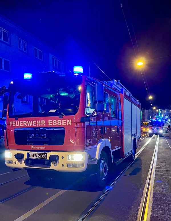 FW-E: Wohnungsbrand in einem Mehrfamilienhaus - Feuerwehr rettet eine brandverletzte Person