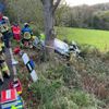 FW-E: Schwerer Verkehrsunfall - Pkw prallt im Graben gegen Baum