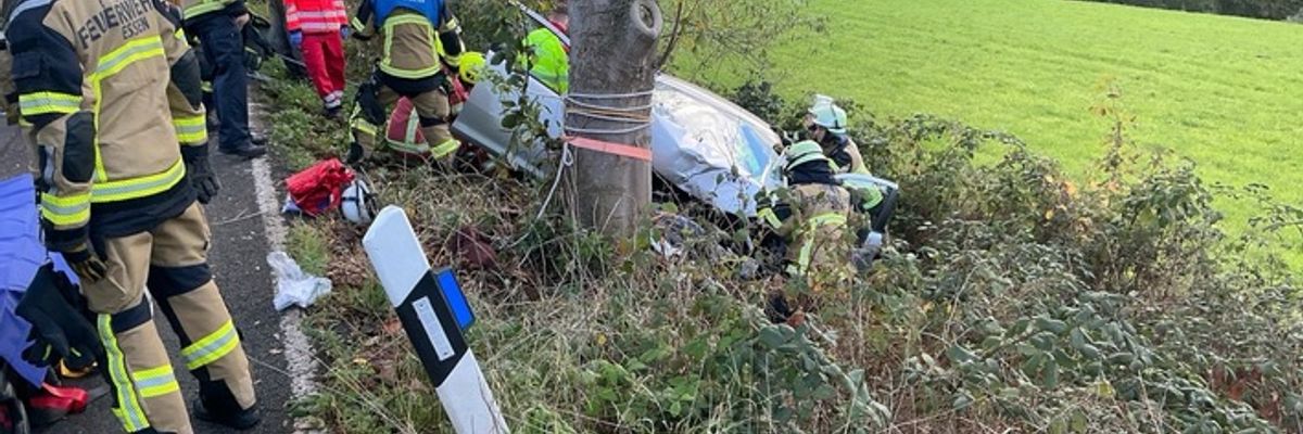 FW-E: Schwerer Verkehrsunfall - Pkw prallt im Graben gegen Baum