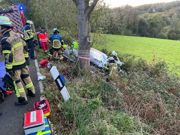 FW-E: Schwerer Verkehrsunfall - Pkw prallt im Graben gegen Baum