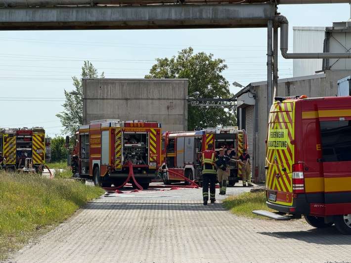 FW Dresden: Erneuter Brand im Pelletlager eines Heizkraftwerks