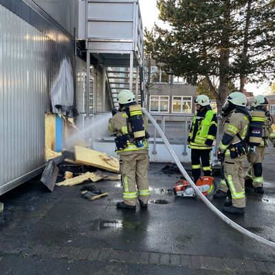 FW Lehrte: Feuer unter Schulcontainer