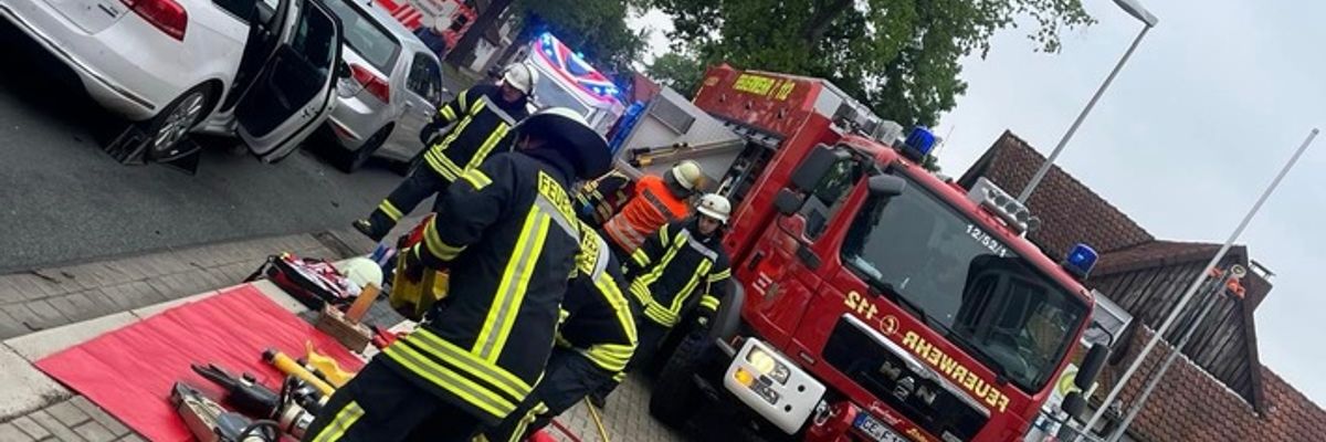 FFW Bergen: Verkehrsunfall mit zwei eingeschlossenen Personen