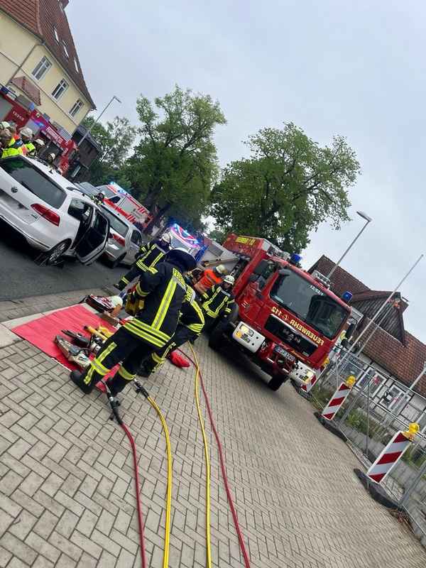 FFW Bergen: Verkehrsunfall mit zwei eingeschlossenen Personen