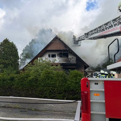 FW-AUR: Einfamilienhaus in Flammen