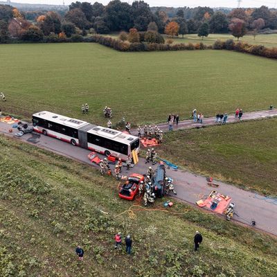 FW Hünxe: 25 Verletzte nach Busunfall - Feuerwehr Hünxe übt den Ernstfall