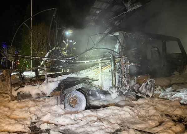 FW Lüchow-Dannenberg: +++ Einsatzreiche Silvesternacht für die Feuerwehren in Lüchow-Dannenberg +++ Wohnhäuser in Gefahr +++ Wohnhaus in Zernien unbewohnbar +++ Feuerwehr bis in die Mittagsstunden im Einsatz +++