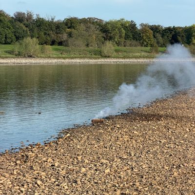 FW-NE: Brennende Phosphor-Brandbombe am Rheinufer | Niedrigwasser sorgte für Entzündung