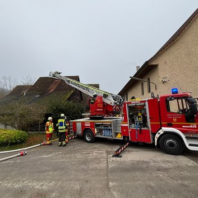 KFV Bodenseekreis: Großer Feuerwehreinsatz wegen Schwelbrand in Wiggenweiler