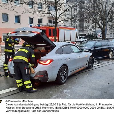 FW-M: Medizinischer Notfall mündet in Verkehrsunfall (Schwabing)