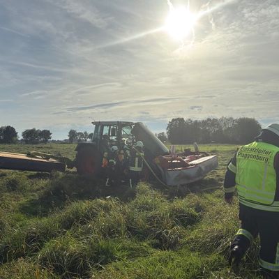 FW-AUR: Motorraum eines Schleppers in Flammen