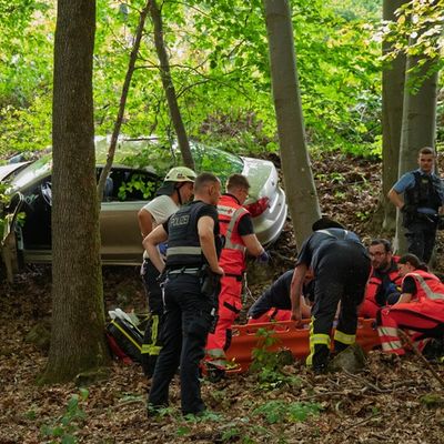 FW LK Neunkirchen: Unfall in Neunkircher Zoostraße - Auto stürzt Böschung hinab