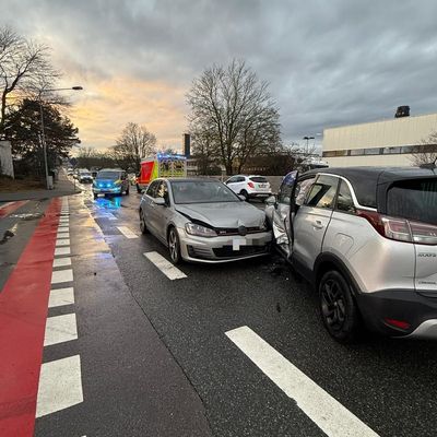 FW-DT: Verkehrsunfall mit gemeldeter eingeklemmter Person