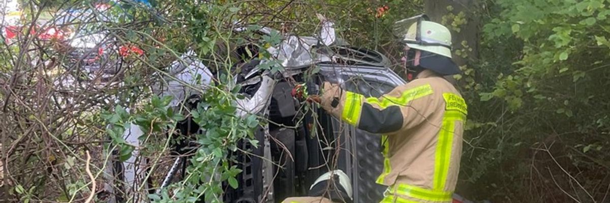 FW Grevenbroich: Feuerwehr befreit eine verletzte Person nach Verkehrsunfall in Grevenbroich