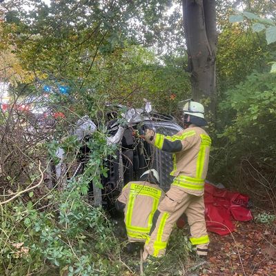 FW Grevenbroich: Feuerwehr befreit eine verletzte Person nach Verkehrsunfall in Grevenbroich
