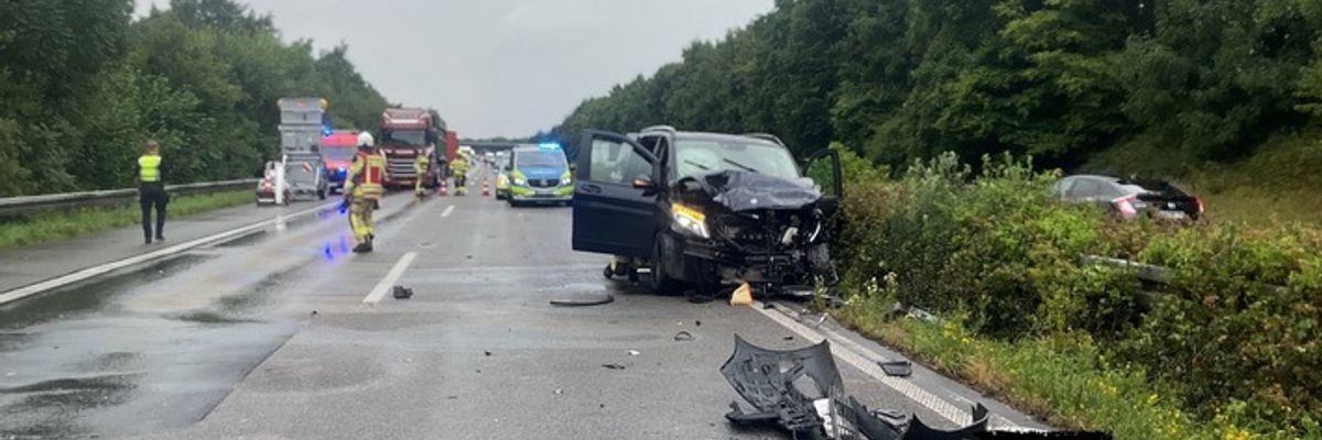 FW Alpen: Zwei Verkehrsunfälle auf der A57 mit mehreren verletzten Personen
