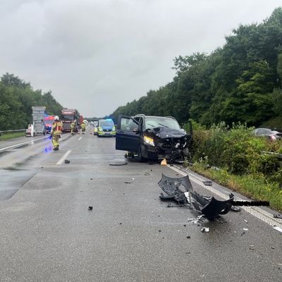 FW Alpen: Zwei Verkehrsunfälle auf der A57 mit mehreren verletzten Personen