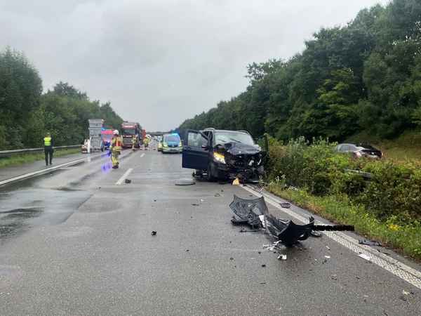 FW Alpen: Zwei Verkehrsunfälle auf der A57 mit mehreren verletzten Personen