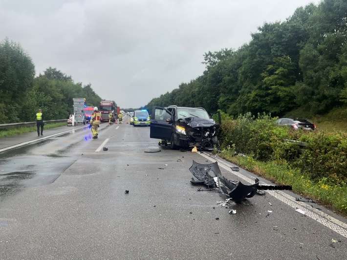 FW Alpen: Zwei Verkehrsunfälle auf der A57 mit mehreren verletzten Personen