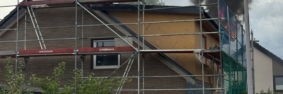 FW-MH: Dachstuhlbrand in Mülheim-Heißen