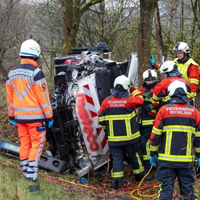 FW-SE: LKW-Arbeitsbühne verunfallt auf der Bundesstraße 205