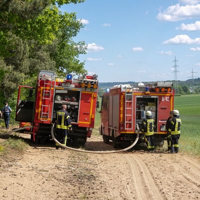 FW LK Neunkirchen: Großer Waldbrand auf dem Kleinen Hirschberg bei Neunkirchen-Kohlhof