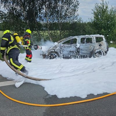 FW-ROW: Feuerwehr löscht brennenden PKW auf der Autobahn A1