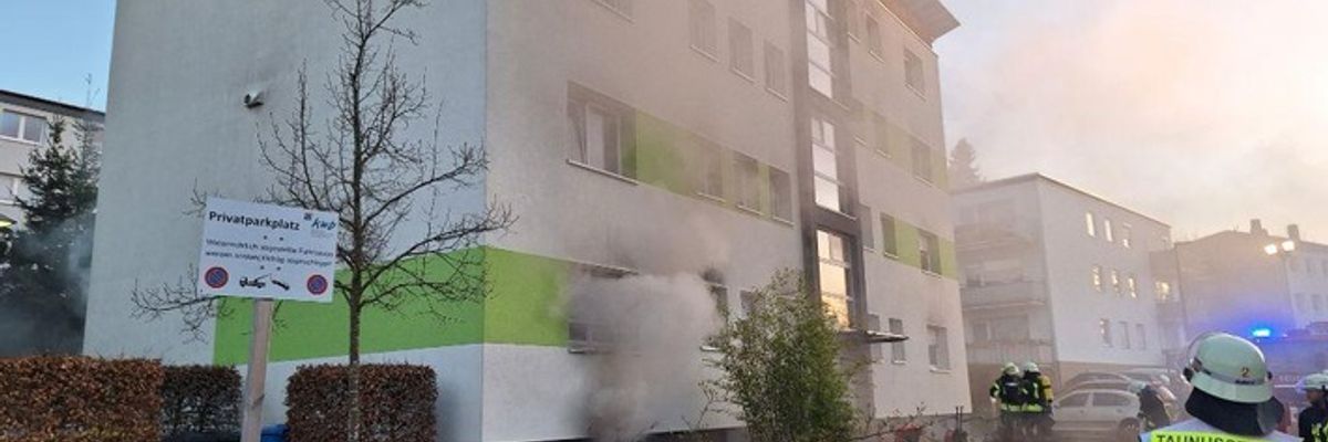 FW Rheingau-Taunus: 15 Verletzte bei Wohnhausbrand in Taunusstein