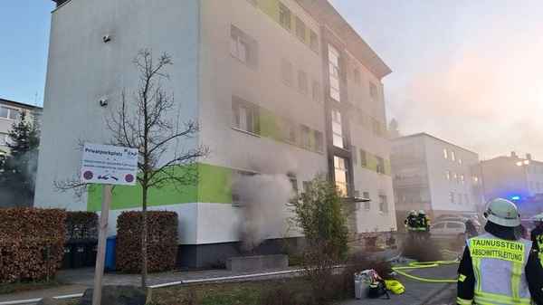 FW Rheingau-Taunus: 15 Verletzte bei Wohnhausbrand in Taunusstein