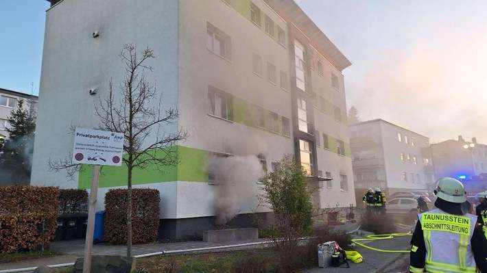 FW Rheingau-Taunus: 15 Verletzte bei Wohnhausbrand in Taunusstein