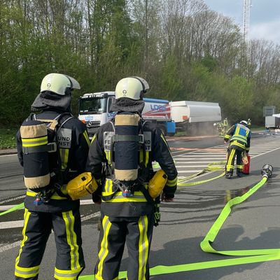 FW-BO: Größere Mengen Heizöl aus Tanklaster ausgelaufen