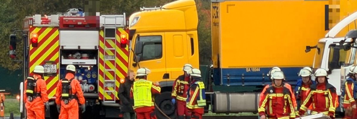 FW Neumünster: Gefahrguteinsatz in Neumünster-Süd: Batteriesäure ausgetreten - zwölf Personen verletzt