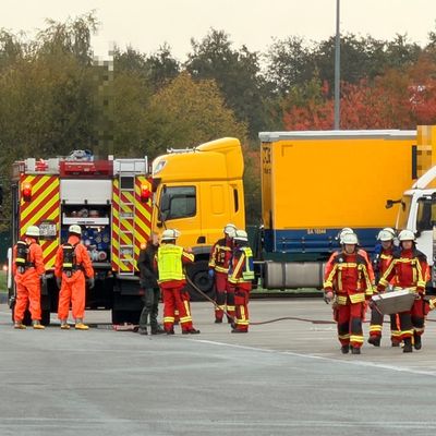 FW Neumünster: Gefahrguteinsatz in Neumünster-Süd: Batteriesäure ausgetreten - zwölf Personen verletzt