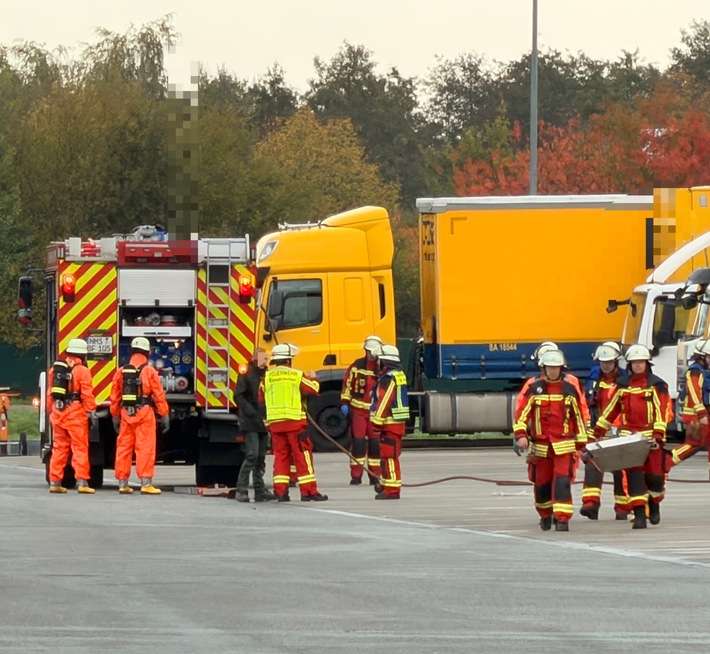 FW Neumünster: Gefahrguteinsatz in Neumünster-Süd: Batteriesäure ausgetreten - zwölf Personen verletzt