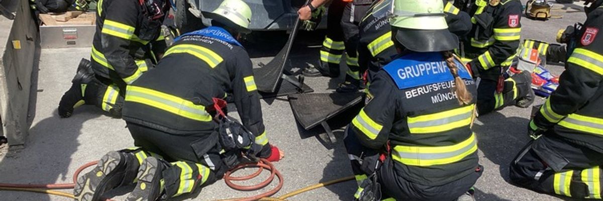 FW-M: Fahrradfahrerin von Lkw überrollt und eingeklemmt (Laim)