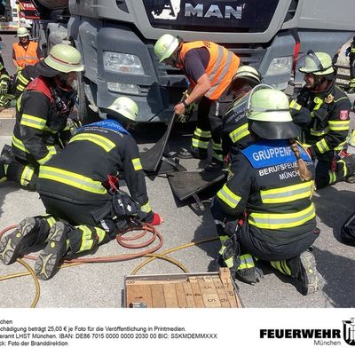 FW-M: Fahrradfahrerin von Lkw überrollt und eingeklemmt (Laim)