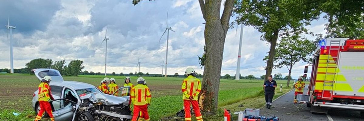 FW Lehrte: Schwerer Verkehrsunfall zwischen Sievershausen und Schwüblingsen: PKW prallt gegen Baum - Fahrer und Kind lebensgefährlich verletzt