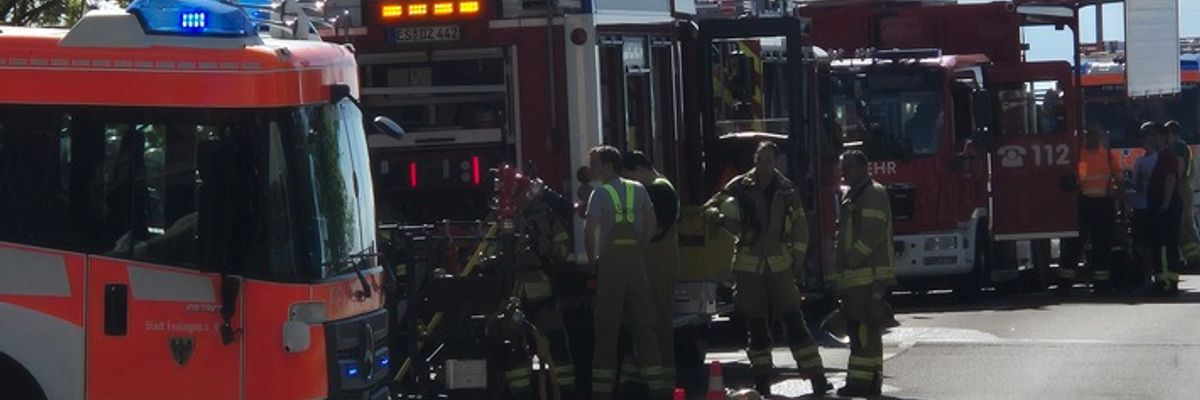 FW LK Esslingen: Brand in einem Mehrfamilienhaus in Plochingen / über 20 Personen aus den Gebäuden evakuiert.