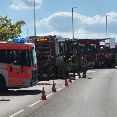 FW LK Esslingen: Brand in einem Mehrfamilienhaus in Plochingen / über 20 Personen aus den Gebäuden evakuiert.